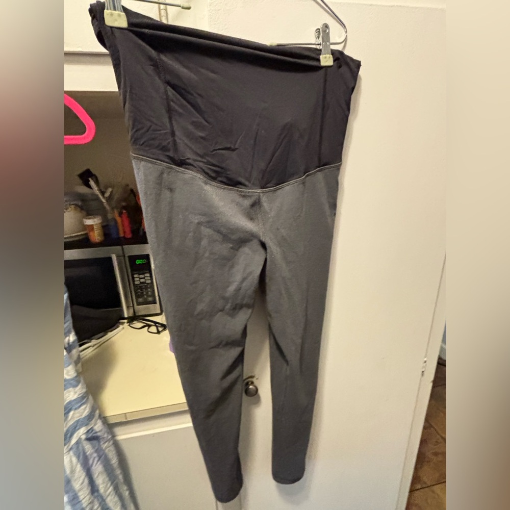 2 pairs of Liz Lange Maternity  Full Belly leggings sz Medium